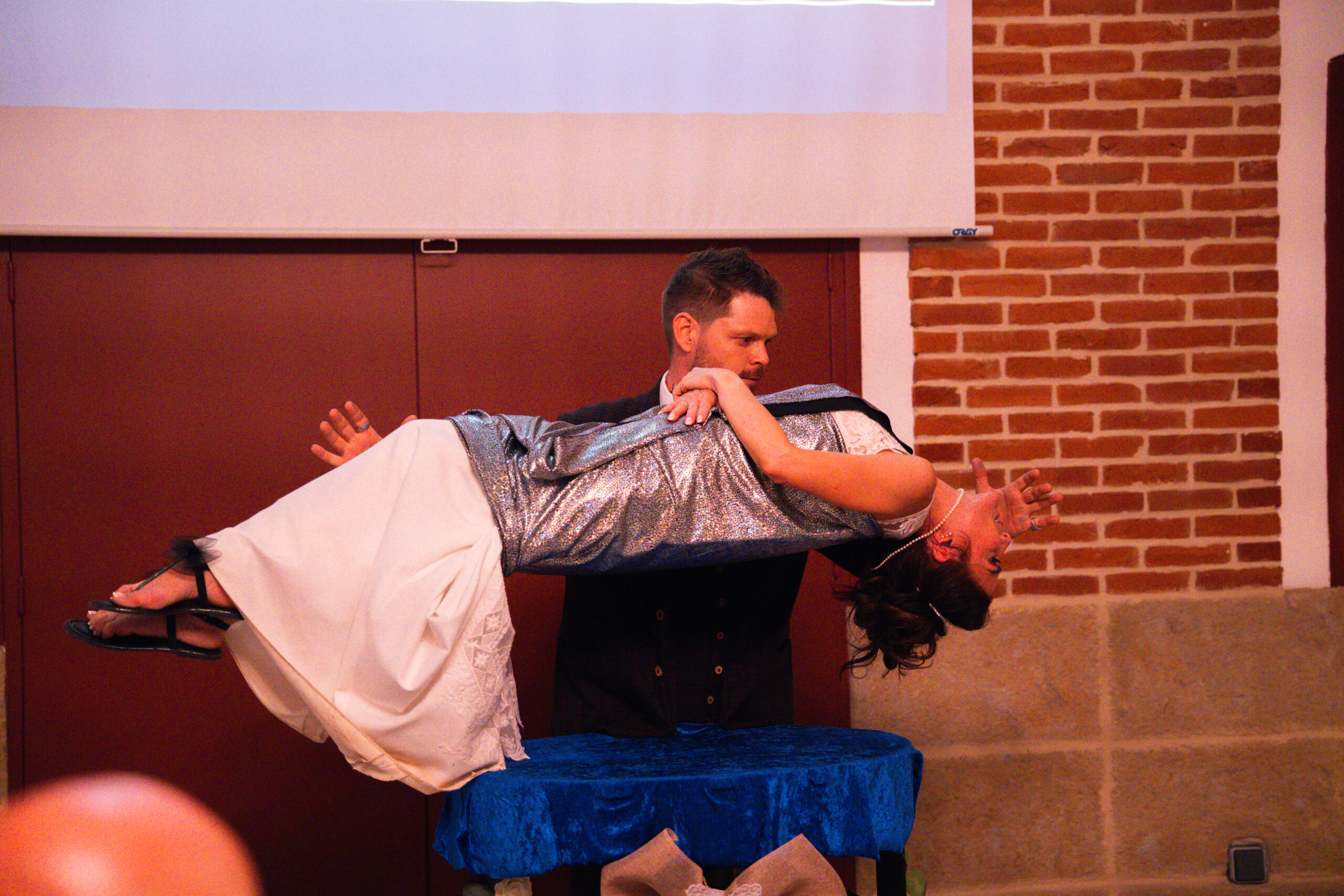 spectacle de magie avec lévitation de la mariée lors d'un mariage 