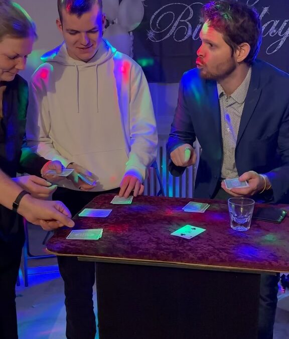 Magicien pour anniversaire lors d'une animation avec les invités