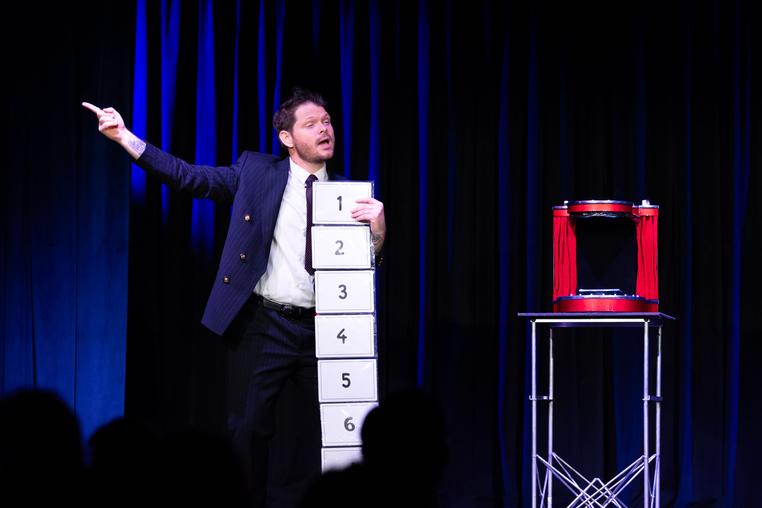 Magicien Mentaliste à Paris sur scène 